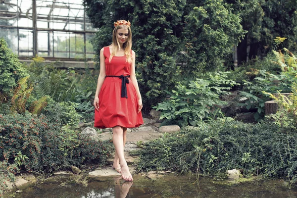 Parlak kırmızı elbiseli sarışın