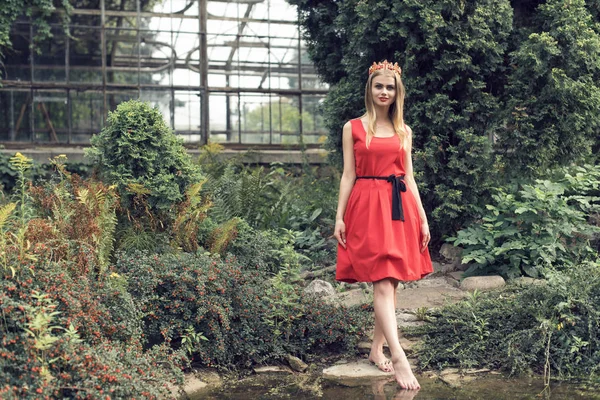 Parlak kırmızı elbiseli sarışın