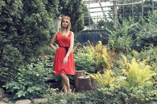 Blondynka w jasne czerwona sukienka — Zdjęcie stockowe