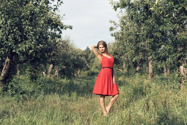 Parlak kırmızı elbiseli sarışın