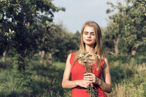 Parlak kırmızı elbiseli sarışın