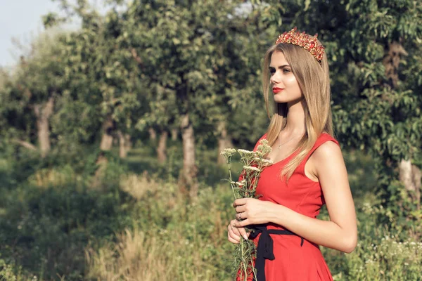 Блондинка в ярко красном платье — стоковое фото