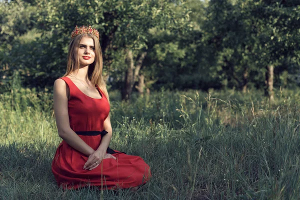 Blonde en robe rouge vif — Photo