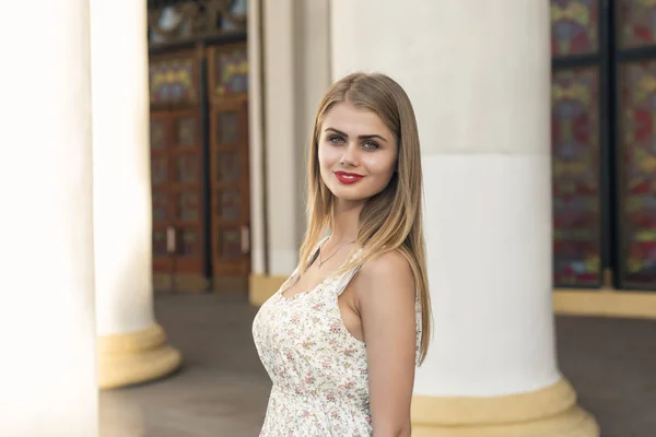 Blonde dans une robe blanche d'été — Photo