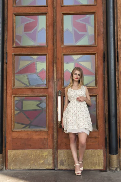 bir yaz beyaz elbiseli sarışın