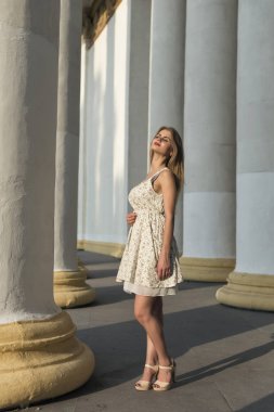 bir yaz beyaz elbiseli sarışın