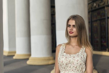 bir yaz beyaz elbiseli sarışın