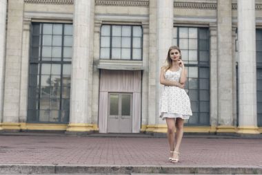 bir yaz beyaz elbiseli sarışın