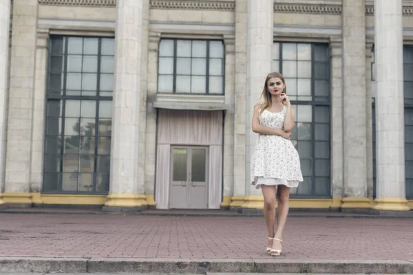 bir yaz beyaz elbiseli sarışın