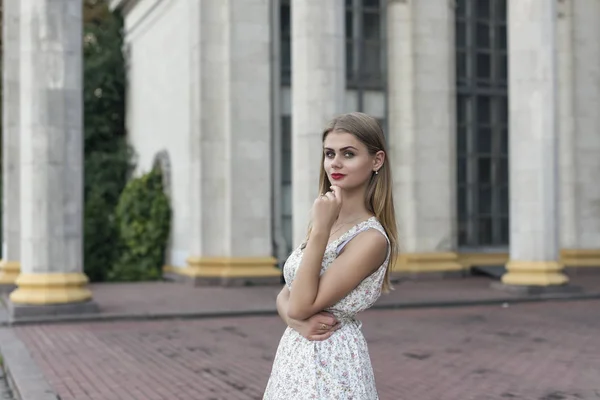 Blonde dans une robe blanche d'été — Photo