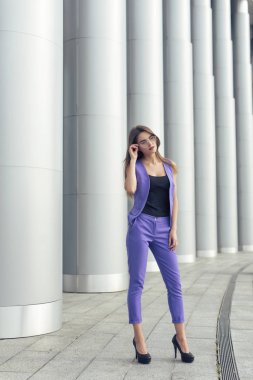 Şehirdeki şık bir sarışın ile yürümek