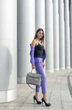 Şehirdeki şık bir sarışın ile yürümek