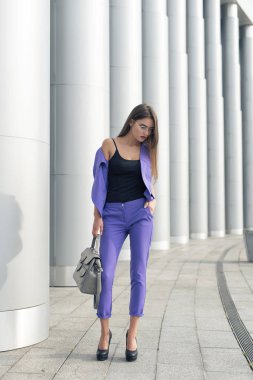 Şehirdeki şık bir sarışın ile yürümek