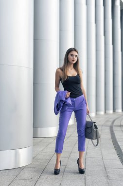 Şehirdeki şık bir sarışın ile yürümek