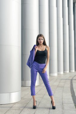 Şehirdeki şık bir sarışın ile yürümek