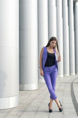 Şehirdeki şık bir sarışın ile yürümek