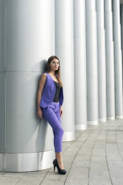 Şehirdeki şık bir sarışın ile yürümek