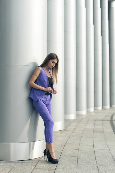 Promenad med en snygg blondin i staden — Stockfoto