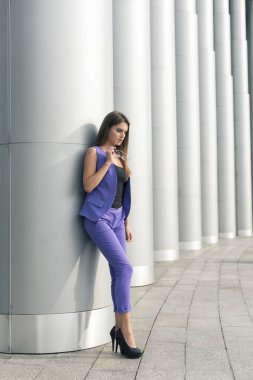 Şehirdeki şık bir sarışın ile yürümek