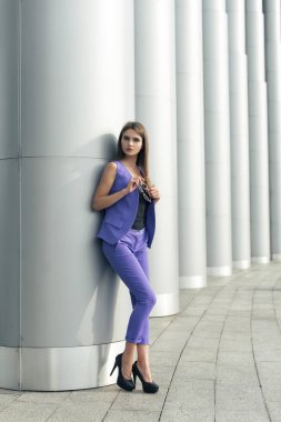 Şehirdeki şık bir sarışın ile yürümek