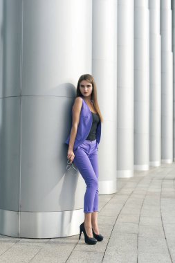 Şehirdeki şık bir sarışın ile yürümek