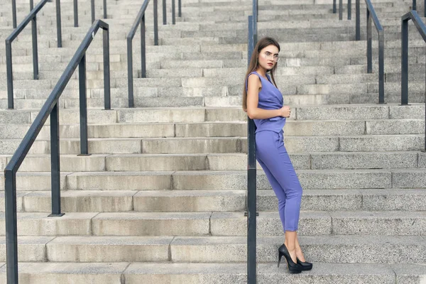 Şehirdeki şık bir sarışın ile yürümek