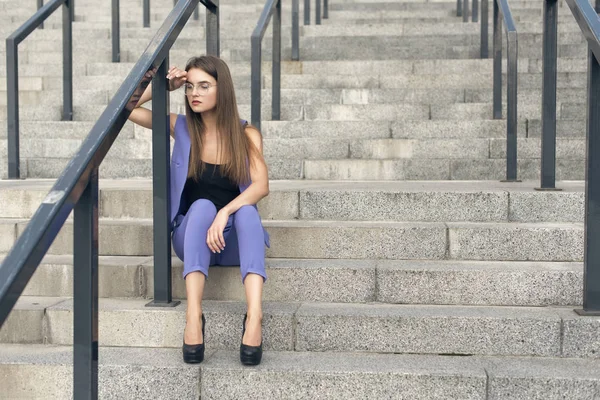 Şehirdeki şık bir sarışın ile yürümek