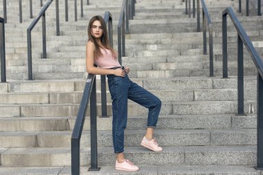 Şehirdeki şık bir sarışın ile yürümek