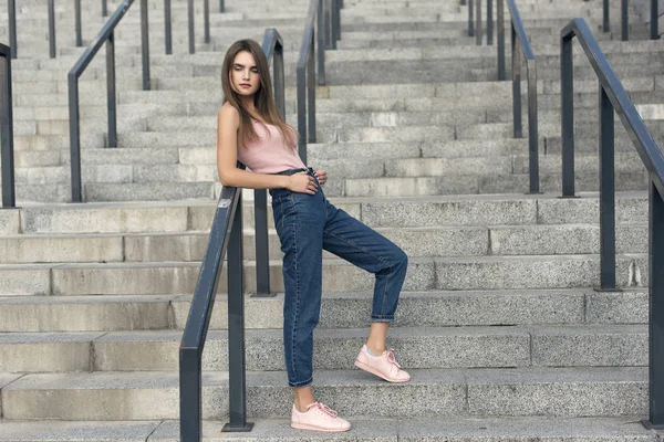 Şehirdeki şık bir sarışın ile yürümek