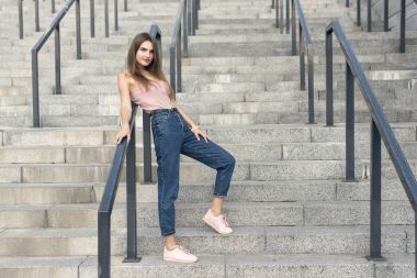 Şehirdeki şık bir sarışın ile yürümek