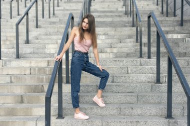 Şehirdeki şık bir sarışın ile yürümek