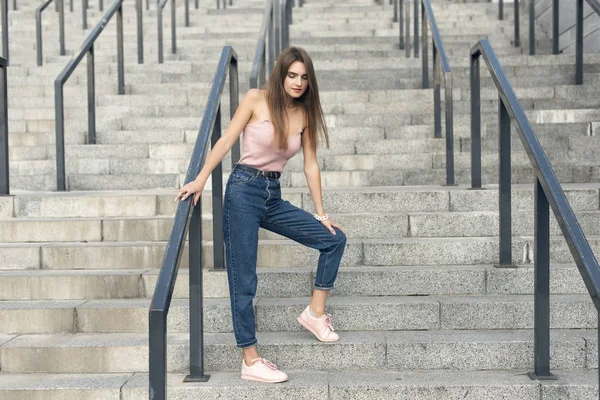 Şehirdeki şık bir sarışın ile yürümek