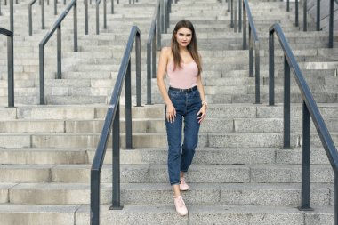 Şehirdeki şık bir sarışın ile yürümek