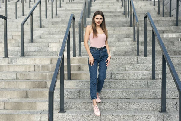 Şehirdeki şık bir sarışın ile yürümek