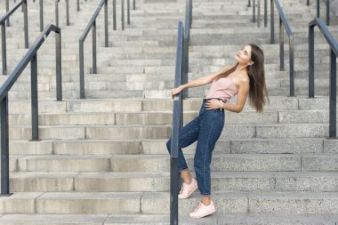 Şehirdeki şık bir sarışın ile yürümek