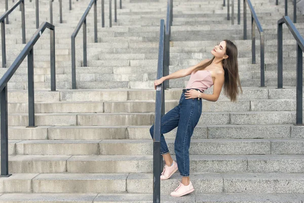 Şehirdeki şık bir sarışın ile yürümek