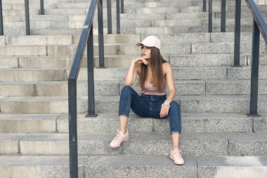 Şehirdeki şık bir sarışın ile yürümek