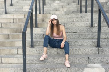 Şehirdeki şık bir sarışın ile yürümek