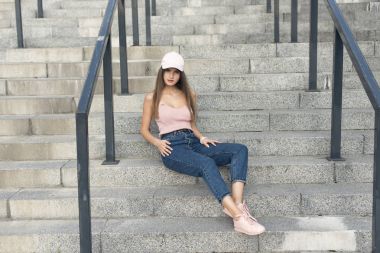 Şehirdeki şık bir sarışın ile yürümek