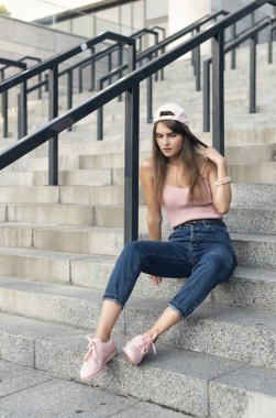 Şehirdeki şık bir sarışın ile yürümek