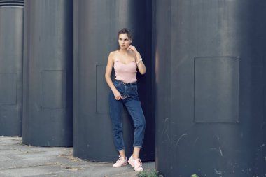 Şehirdeki şık bir sarışın ile yürümek