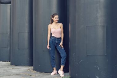 Şehirdeki şık bir sarışın ile yürümek