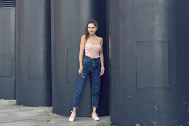 Şehirdeki şık bir sarışın ile yürümek