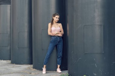 Şehirdeki şık bir sarışın ile yürümek