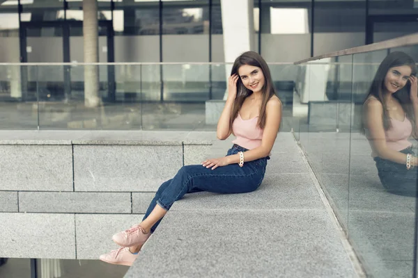 Promenade avec une blonde élégante dans la ville — Photo