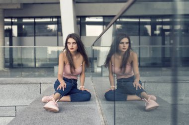 Şehirdeki şık bir sarışın ile yürümek