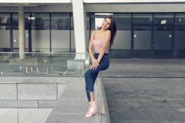 Şehirdeki şık bir sarışın ile yürümek