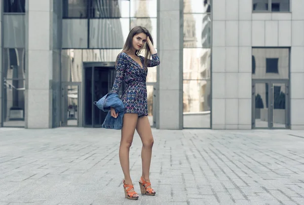 Şehirdeki şık bir sarışın ile yürümek