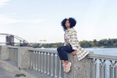 bir koyu tenli kızla sonbahar yürüyüş