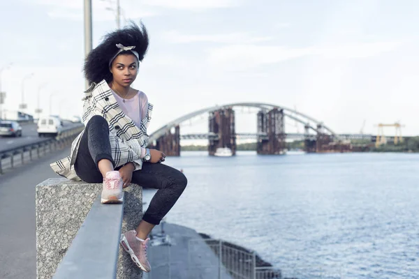 bir koyu tenli kızla sonbahar yürüyüş